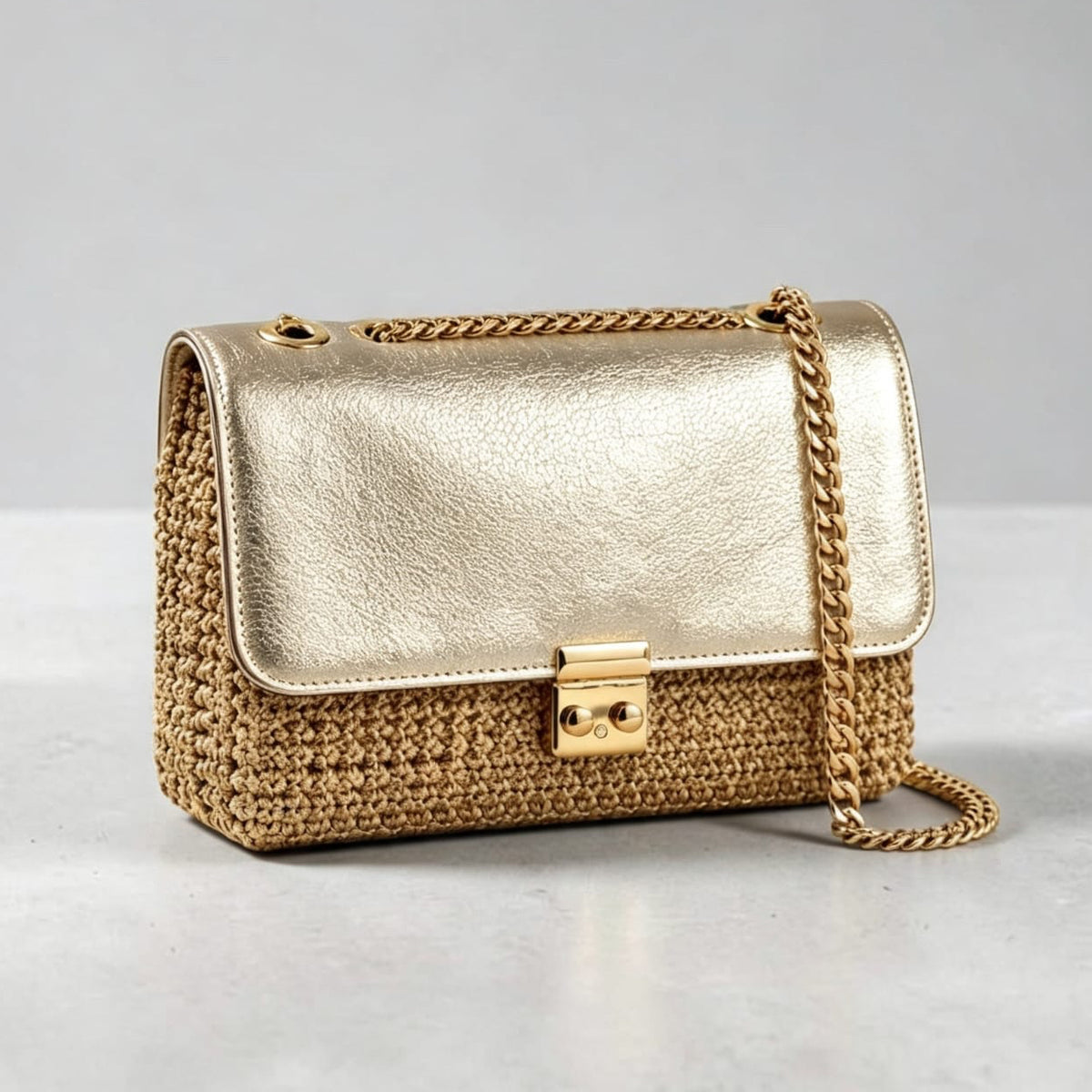 Bolsa Couro e Crochet Dourada